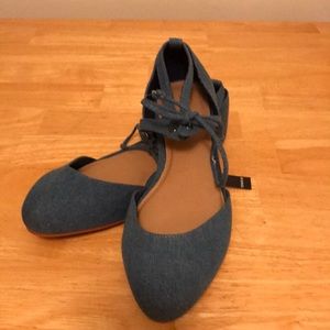 Women’s 9W chambray flats with ankle tie